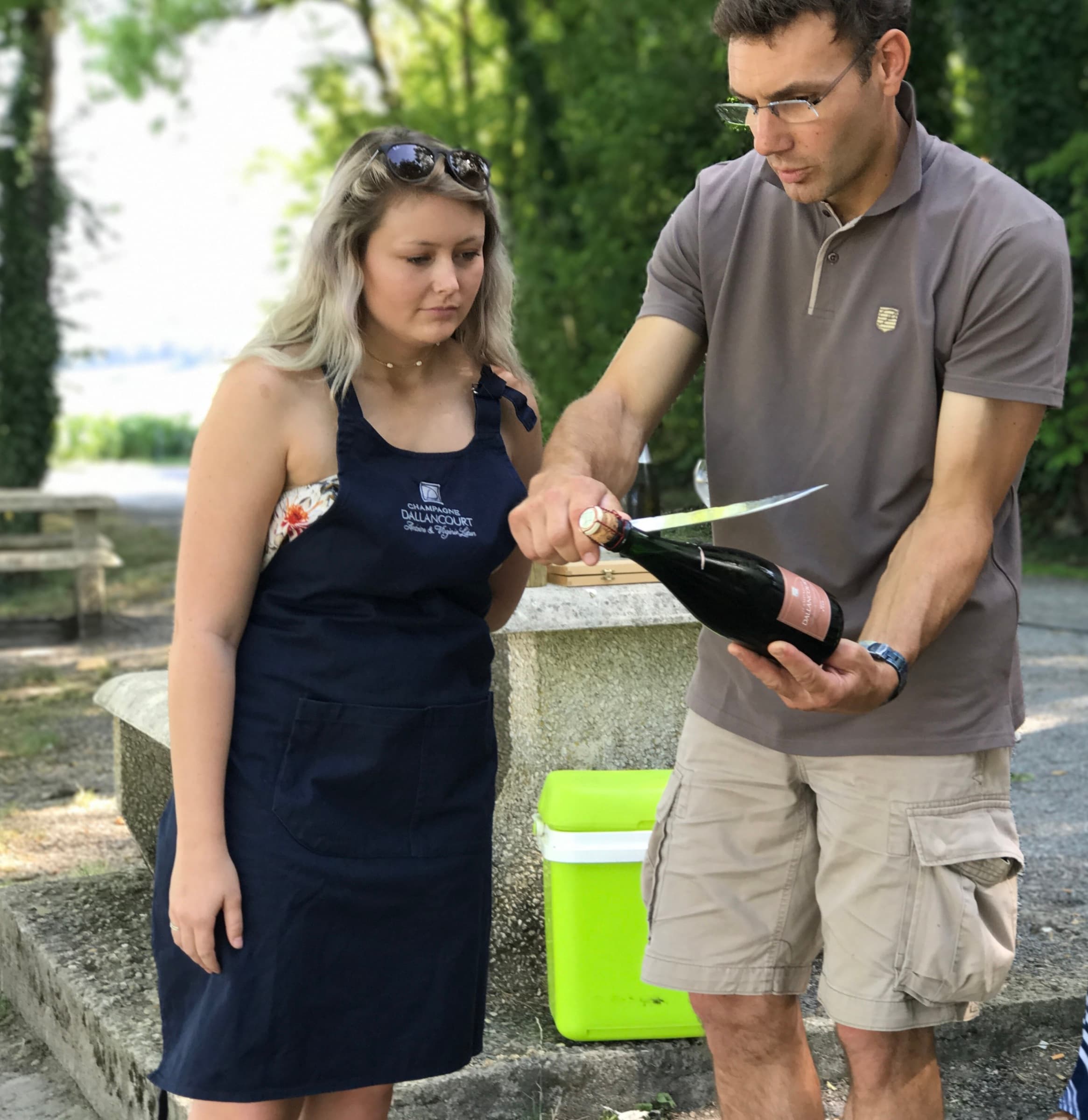 Démonstration du sabrage d’une bouteille de champagne en plein air